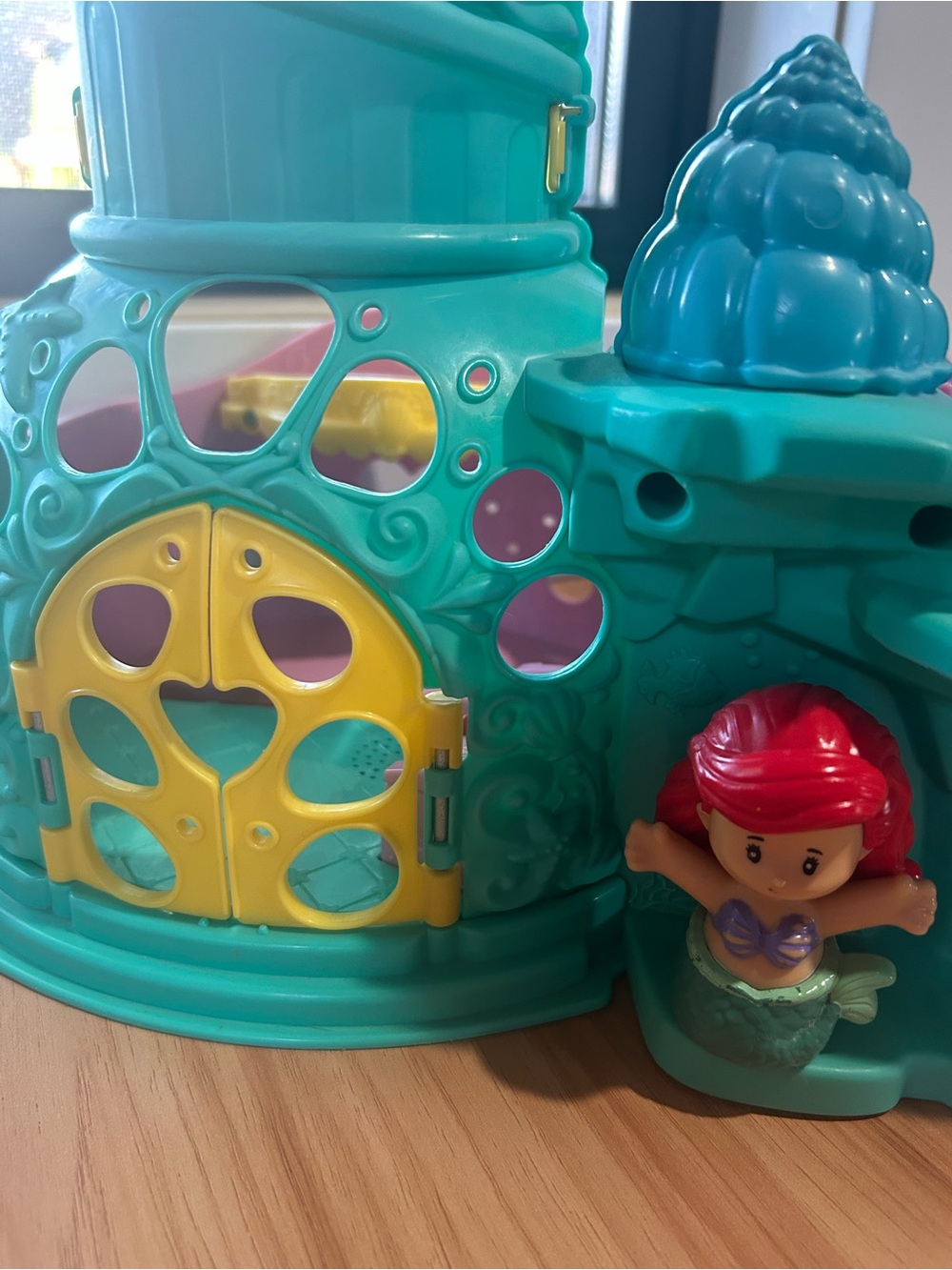 Fisher-Price Disney little mermaid Ariel playset with doll